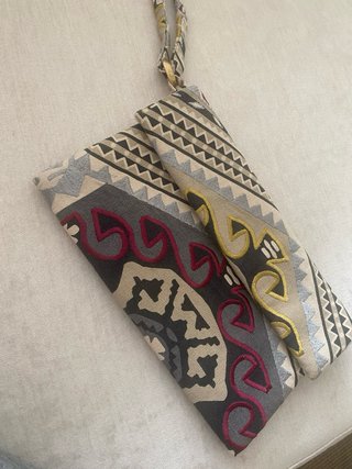 Bolso de mano con estampado geométrico