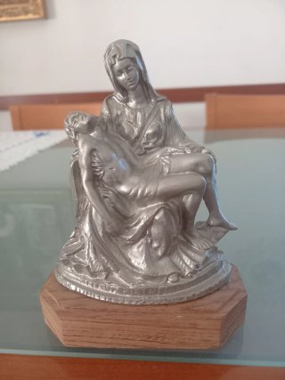 Pietà statuina peltro pesante base legno