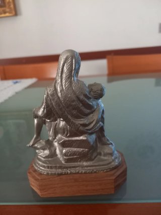 Pietà statuina peltro pesante base legno