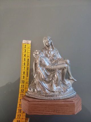 Pietà statuina peltro pesante base legno