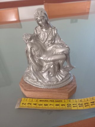 Pietà statuina peltro pesante base legno