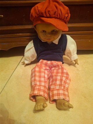 Muñeco antiguo niño con gorra roja