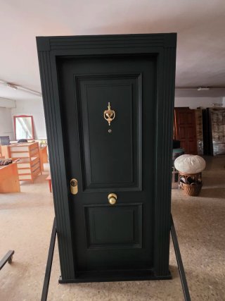 Puerta Acorazada Oscura con Dorado