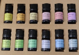 12 aceites esenciales variados (en su caja)