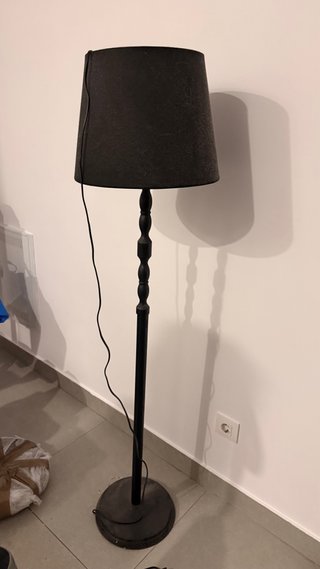 Lámpara de pie de madera negra