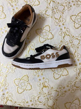 Zapatillas deportivas negras y blancas