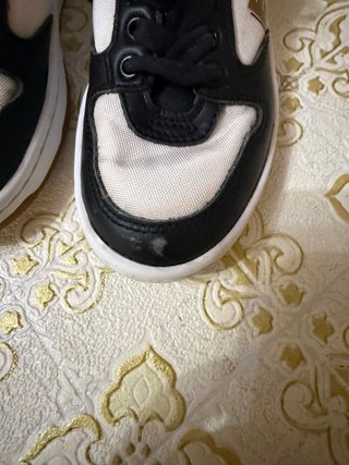 Zapatillas deportivas negras y blancas
