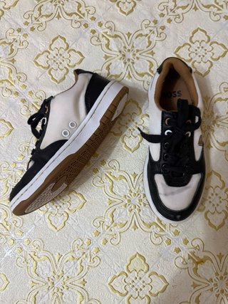 Zapatillas deportivas negras y blancas