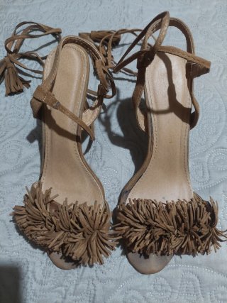 Sandalias de tacón con flecos y atadas