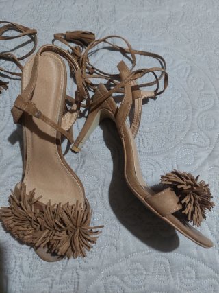 Sandalias de tacón con flecos y atadas
