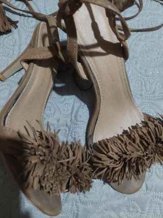 Sandalias de tacón con flecos y atadas