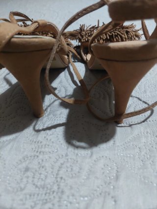 Sandalias de tacón con flecos y atadas