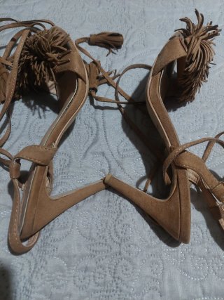 Sandalias de tacón con flecos y atadas