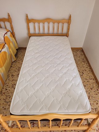 Dos camas de madera con somier y colchón