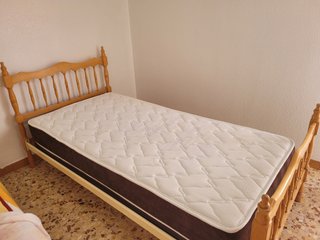 Dos camas de madera con somier y colchón