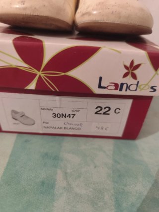 Zapatos Landos  Napalak blanco charol. Talla 22