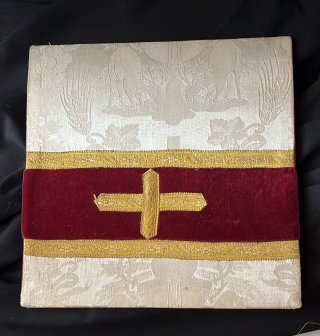 Casulla litúrgica beige con bordados