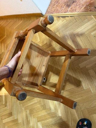 Mesa de madera con 4 sillas