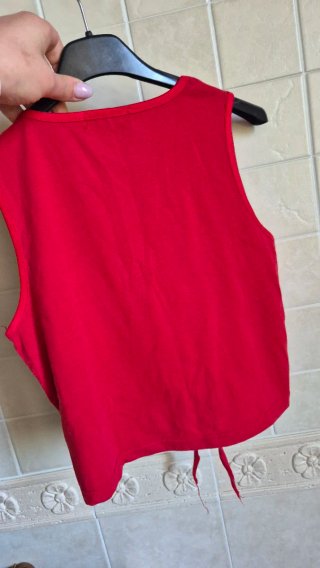 Top rosso con farfalla paillettes