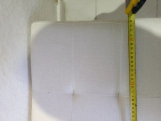 Puf blanco de tela