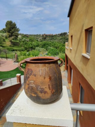 Olla antigua de barro cocido con asas