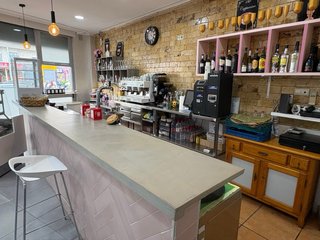 Traspaso Cafetería equipada bien ubicada