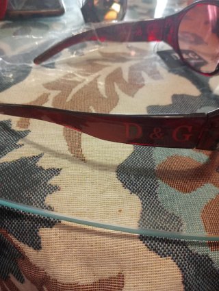 Gafas de sol blancas con detalles plateados