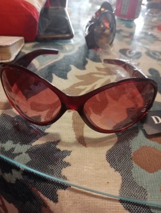 Gafas de sol blancas con detalles plateados