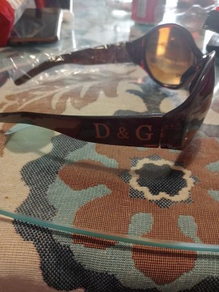 Gafas de sol blancas con detalles plateados