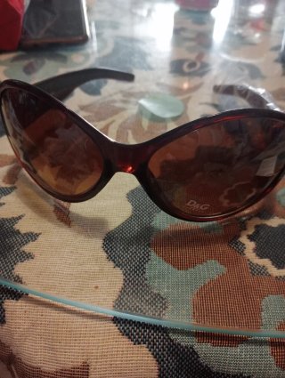 Gafas de sol blancas con detalles plateados