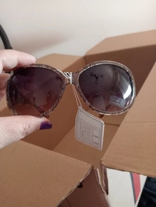 Gafas de sol blancas con detalles plateados
