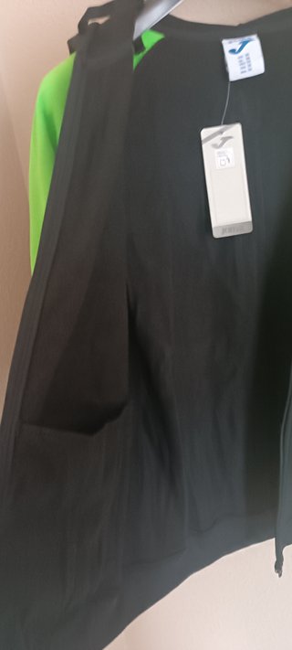 Chaqueta Joma. Talla M. Color negro/verde. Hombre.