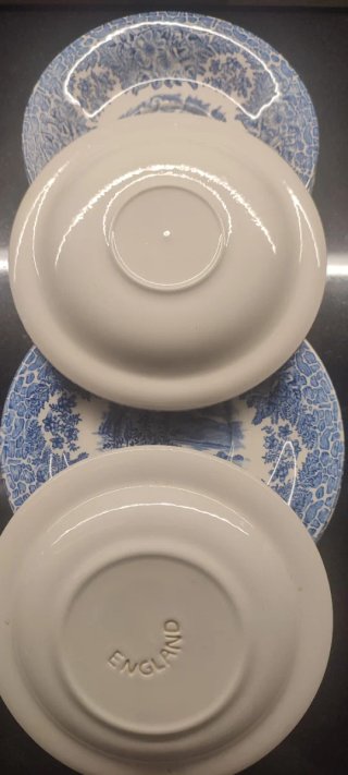 Platillos de porcelana azul y blanco