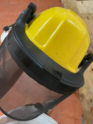 Casco seguridad amarillo con pantalla y orejeras