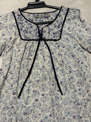 Vestido Zara floral morado y blanco