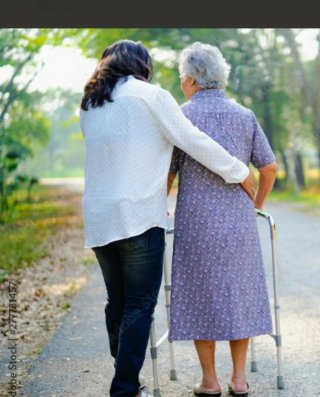 Mujer cuida personas mayores