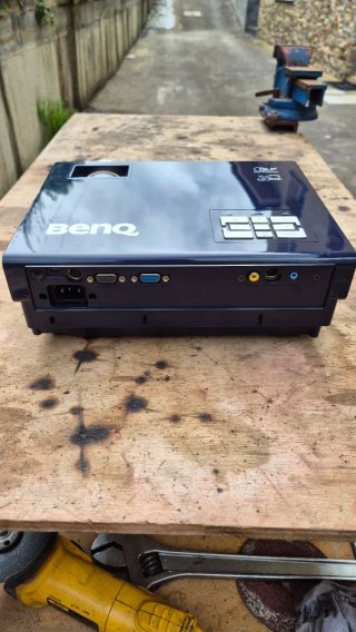 Proyector BenQ Azul con Bolsa Negra y mando.