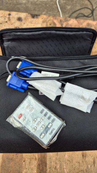 Proyector BenQ Azul con Bolsa Negra y mando.