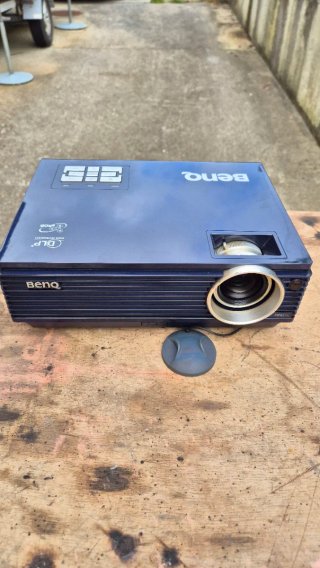 Proyector BenQ Azul con Bolsa Negra y mando.