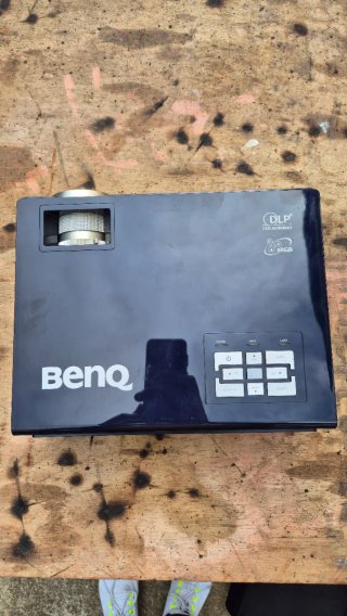 Proyector BenQ Azul con Bolsa Negra y mando.