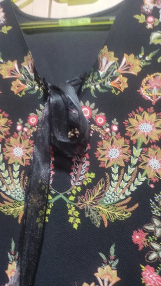 Blusa negra bordada floral