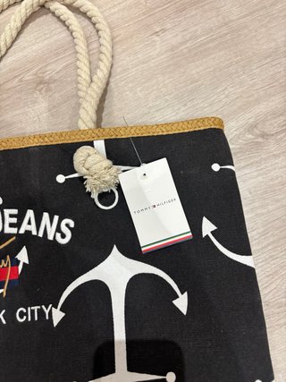 Bolso de playa Tommy Jeans negro y blanco