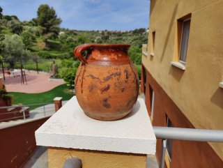 Olla antigua de barro cocido con asas