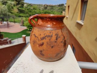 Olla antigua de barro cocido con asas