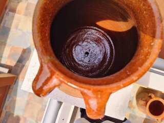 Olla antigua de barro cocido con asas