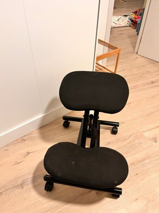 Silla ergonómica rodillas negra