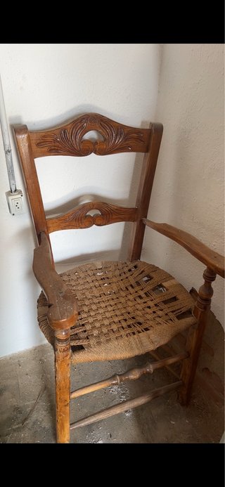 Butaca de madera con asiento de yute