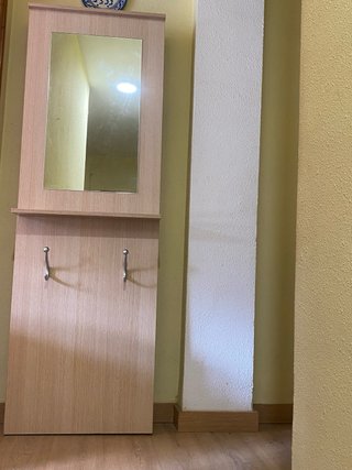 Recibidor de madera con espejo y colgadores