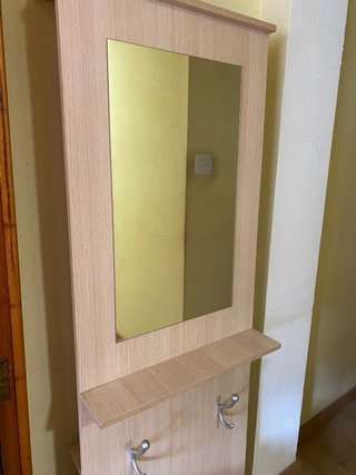 Recibidor de madera con espejo y colgadores