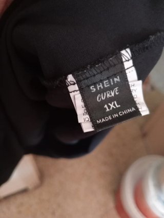 Túnica negra con detalles plateados